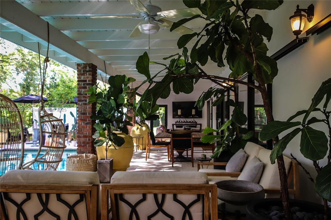 出租: $18,000 (4 贝兹, 4 浴室, 3012 平方英尺)