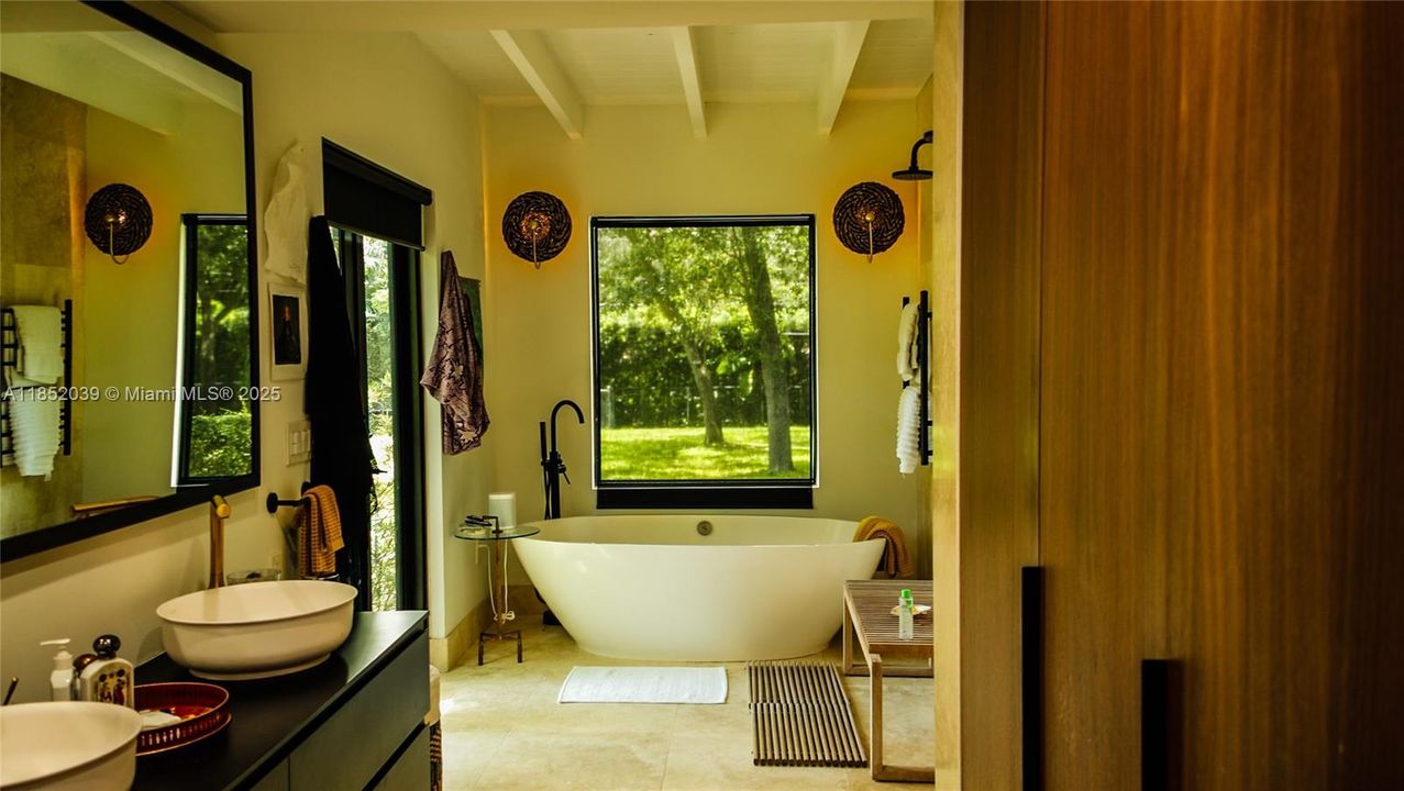 出租: $18,000 (4 贝兹, 4 浴室, 3012 平方英尺)