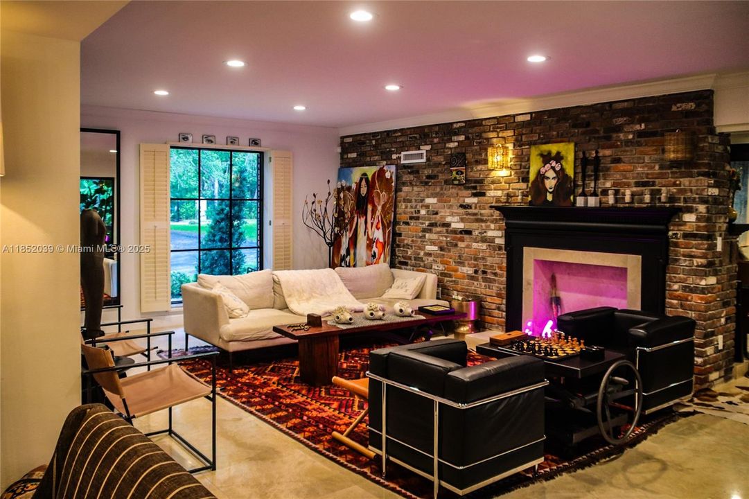 出租: $18,000 (4 贝兹, 4 浴室, 3012 平方英尺)