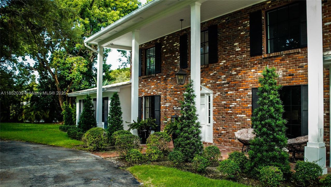 出租: $18,000 (4 贝兹, 4 浴室, 3012 平方英尺)