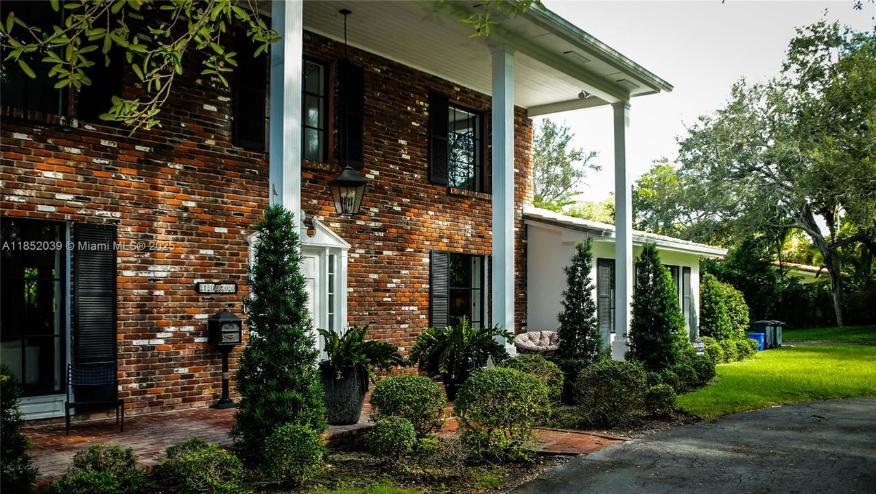 出租: $18,000 (4 贝兹, 4 浴室, 3012 平方英尺)