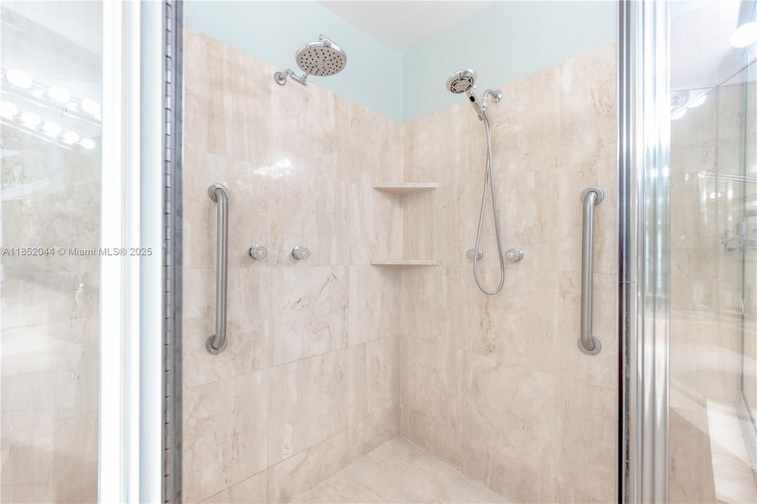 Recently Sold: $3,799,000 (3 beds, 3 baths, 2522 Square Feet)