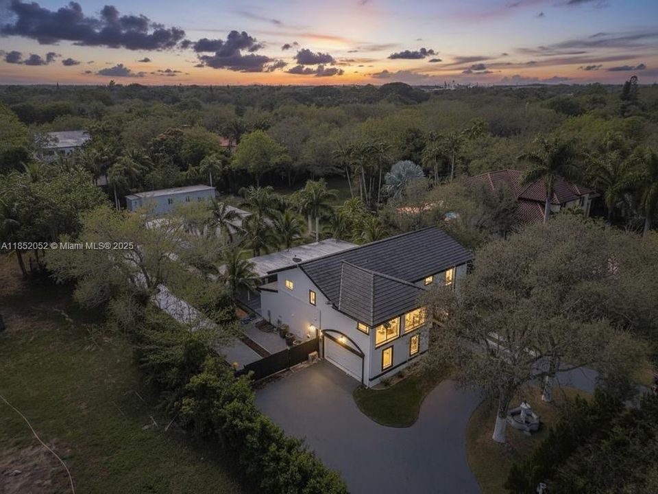 В аренду: $15,000 (5 спален, 4 ванн, 4119 Квадратных фут)