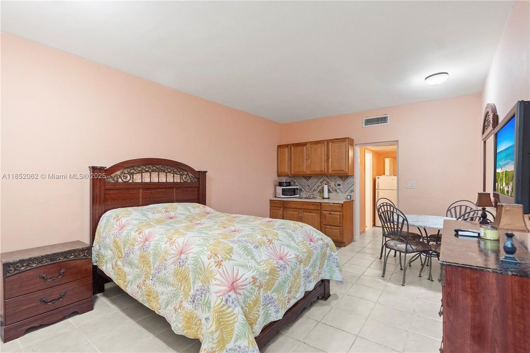 待售: $128,000 (1 贝兹, 1 浴室, 320 平方英尺)