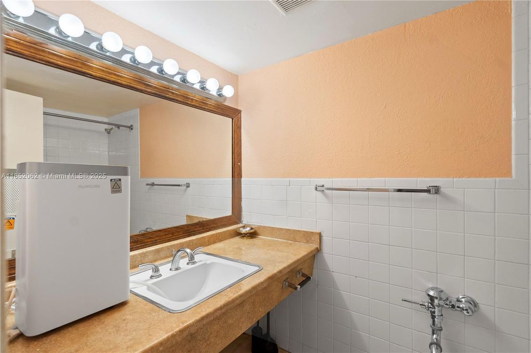 待售: $128,000 (1 贝兹, 1 浴室, 320 平方英尺)