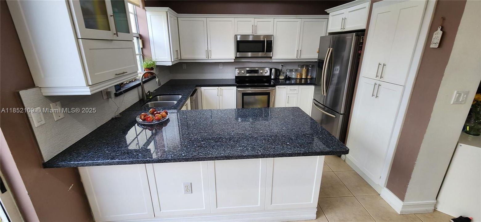 Недавно продано: $425,000 (3 спален, 2 ванн, 1550 Квадратных фут)