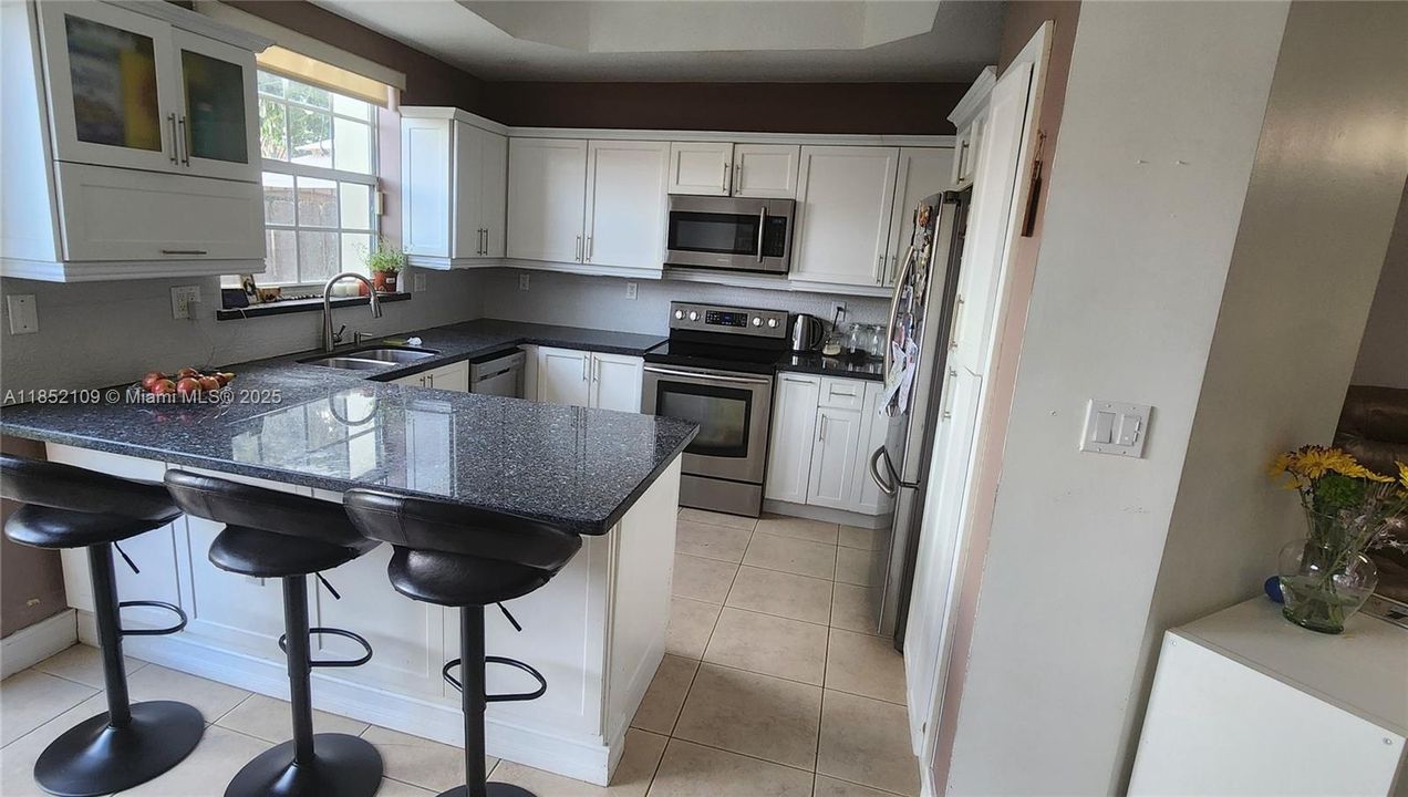 Недавно продано: $425,000 (3 спален, 2 ванн, 1550 Квадратных фут)