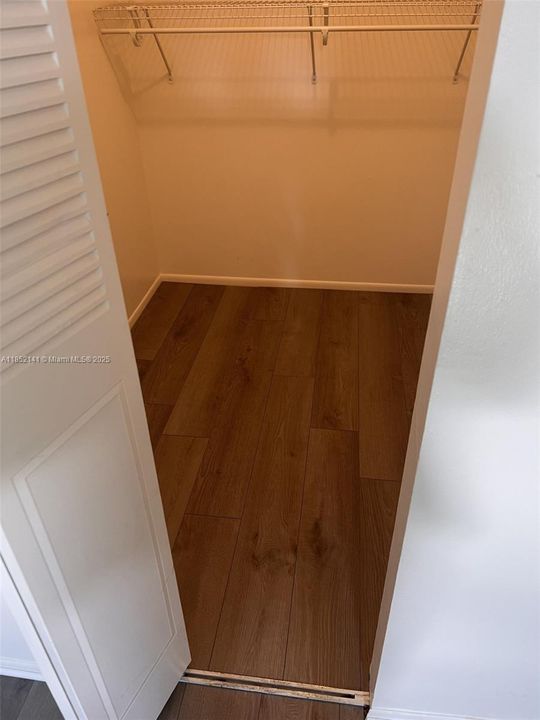 For Sale: $165,000 (1 beds, 1 baths, 720 Square Feet)