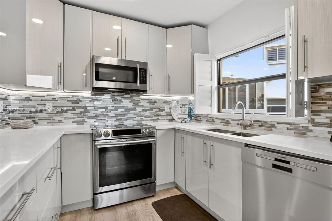 Vendido Recientemente: $1,100,000 (2 camas, 2 baños, 1601 Pies cuadrados)