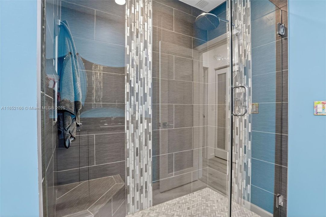 Vendido Recientemente: $1,100,000 (2 camas, 2 baños, 1601 Pies cuadrados)