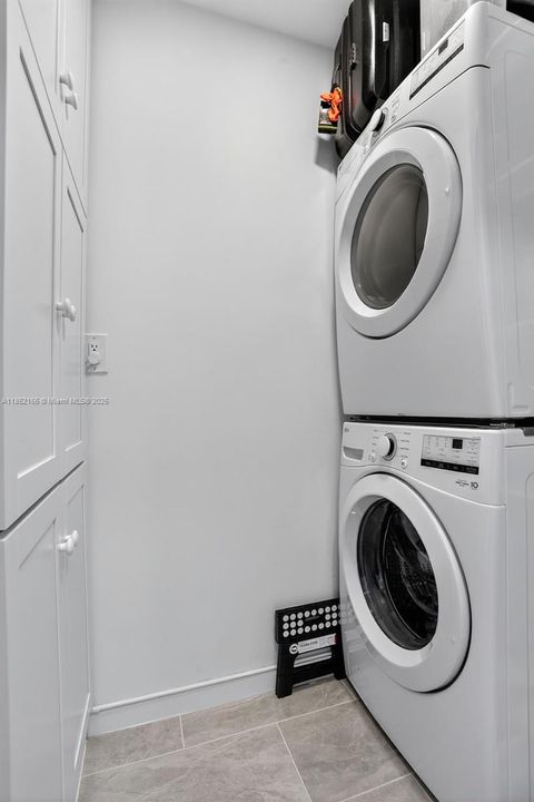 Vendido Recientemente: $1,100,000 (2 camas, 2 baños, 1601 Pies cuadrados)