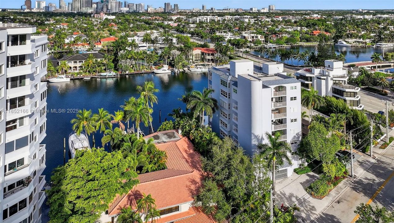 Vendido Recientemente: $1,100,000 (2 camas, 2 baños, 1601 Pies cuadrados)