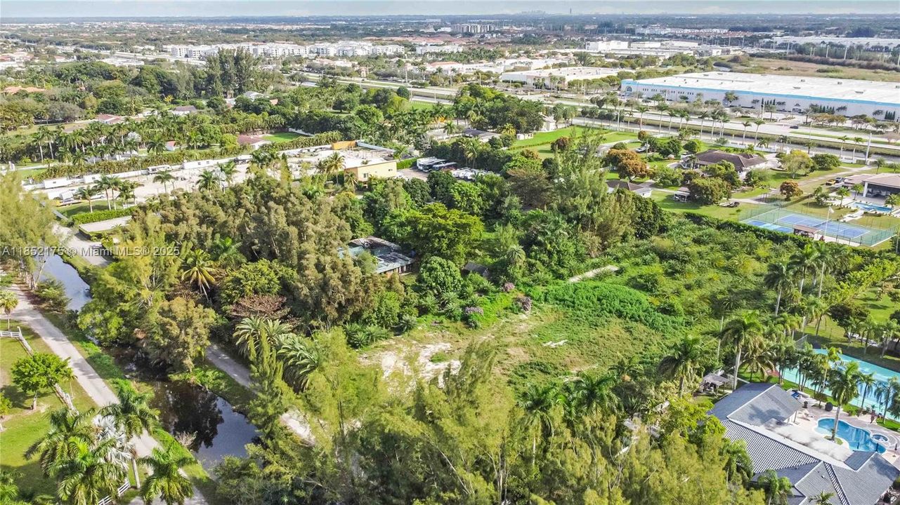 待售: $1,300,000 (2.50 acres)