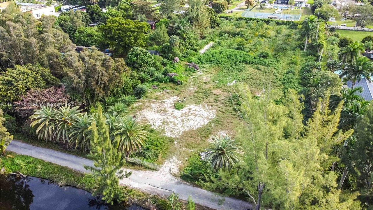 待售: $1,300,000 (2.50 acres)