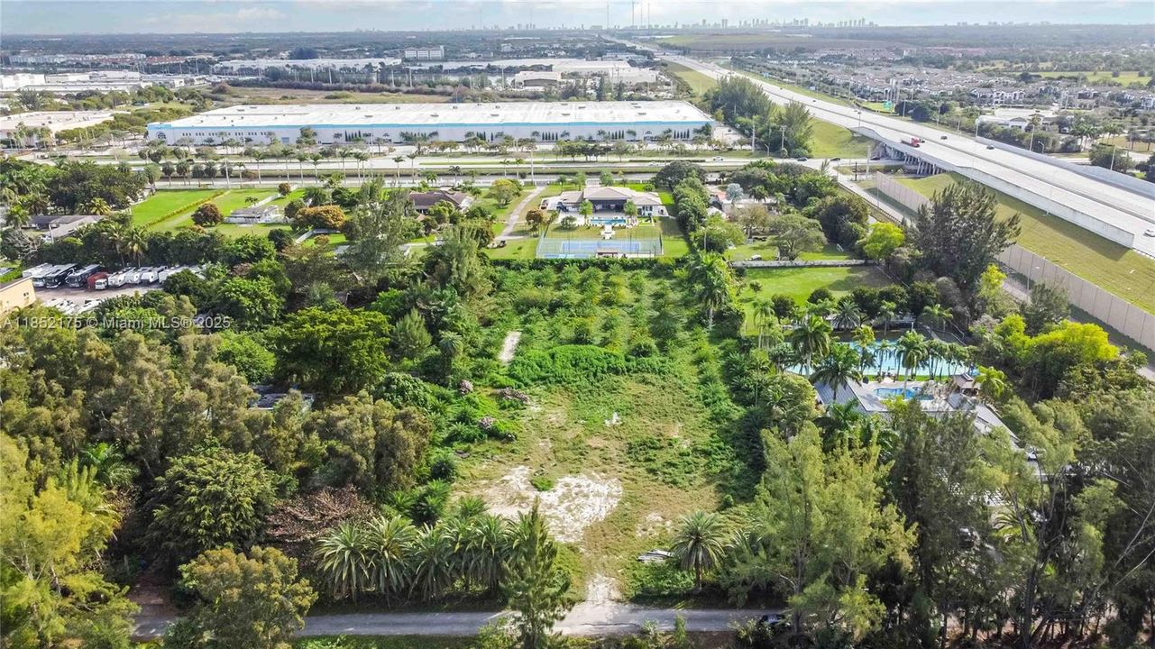 待售: $1,300,000 (2.50 acres)