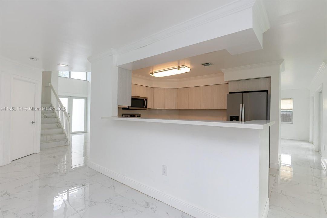 Под контрактом: $5,500 (4 спален, 3 ванн, 2473 Квадратных фут)