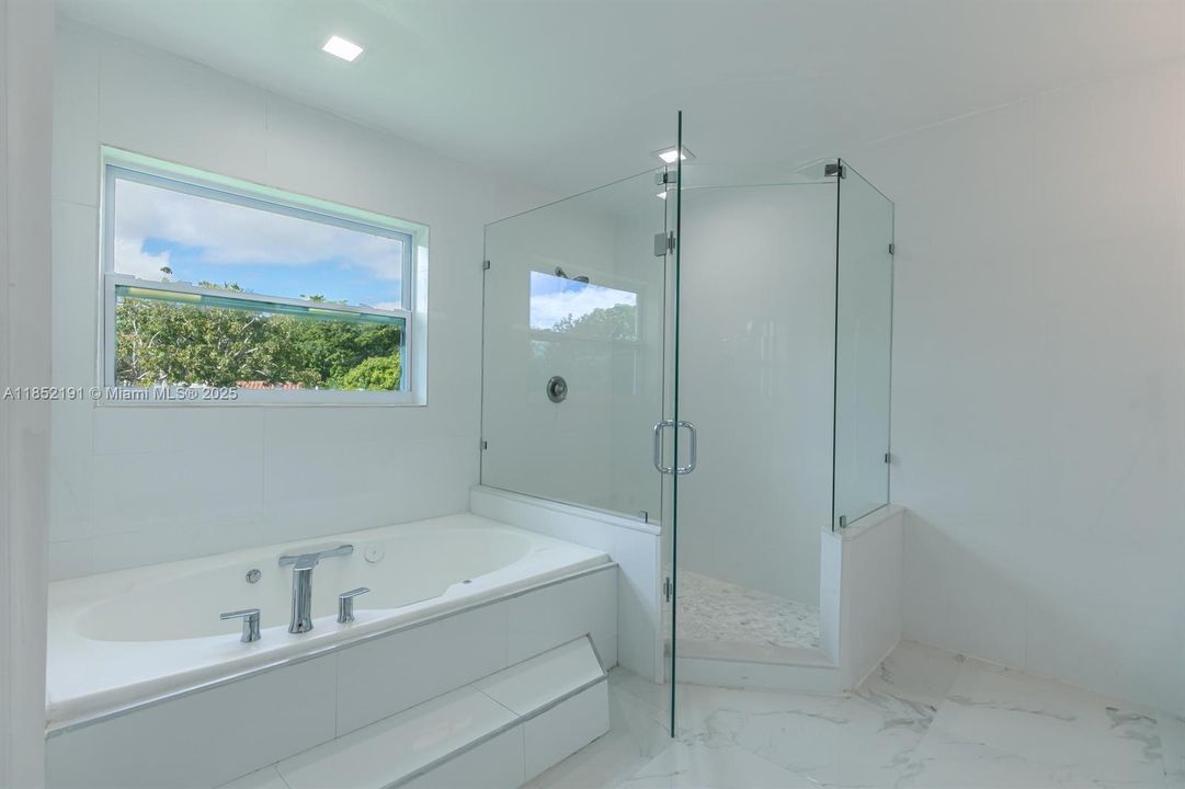 Под контрактом: $5,500 (4 спален, 3 ванн, 2473 Квадратных фут)