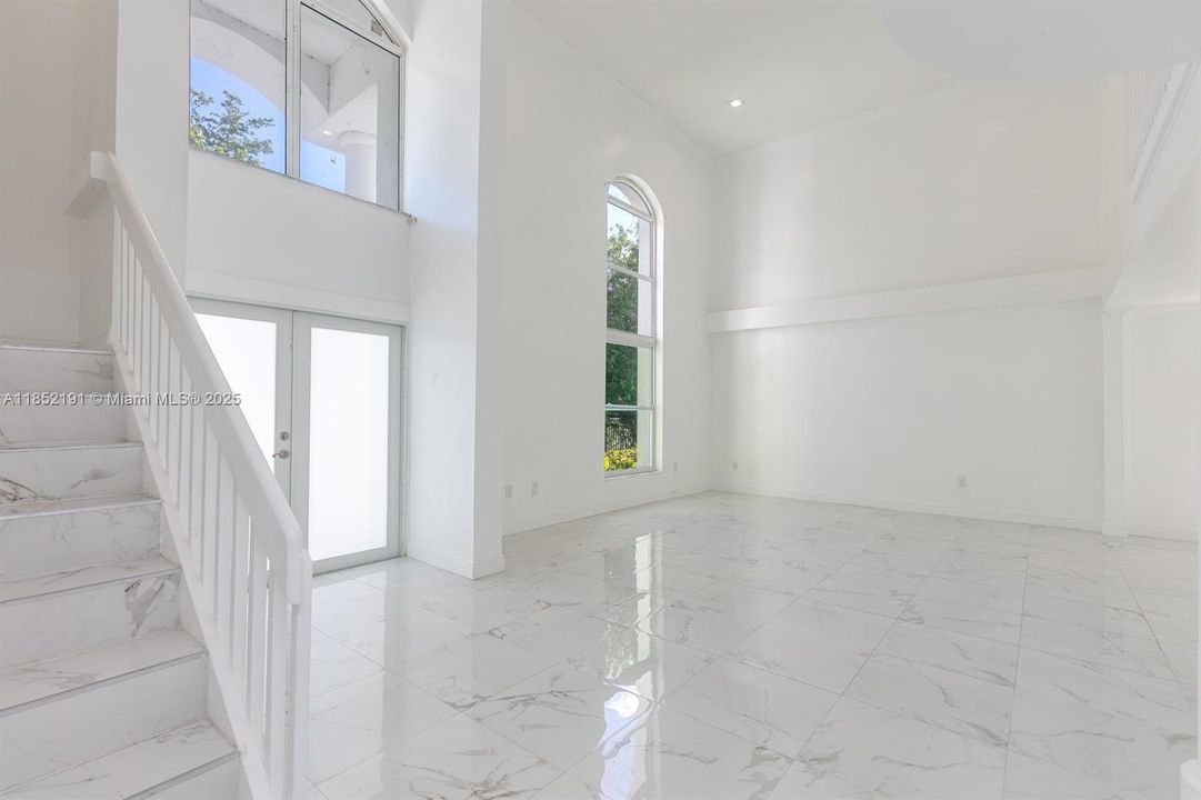 Под контрактом: $5,500 (4 спален, 3 ванн, 2473 Квадратных фут)