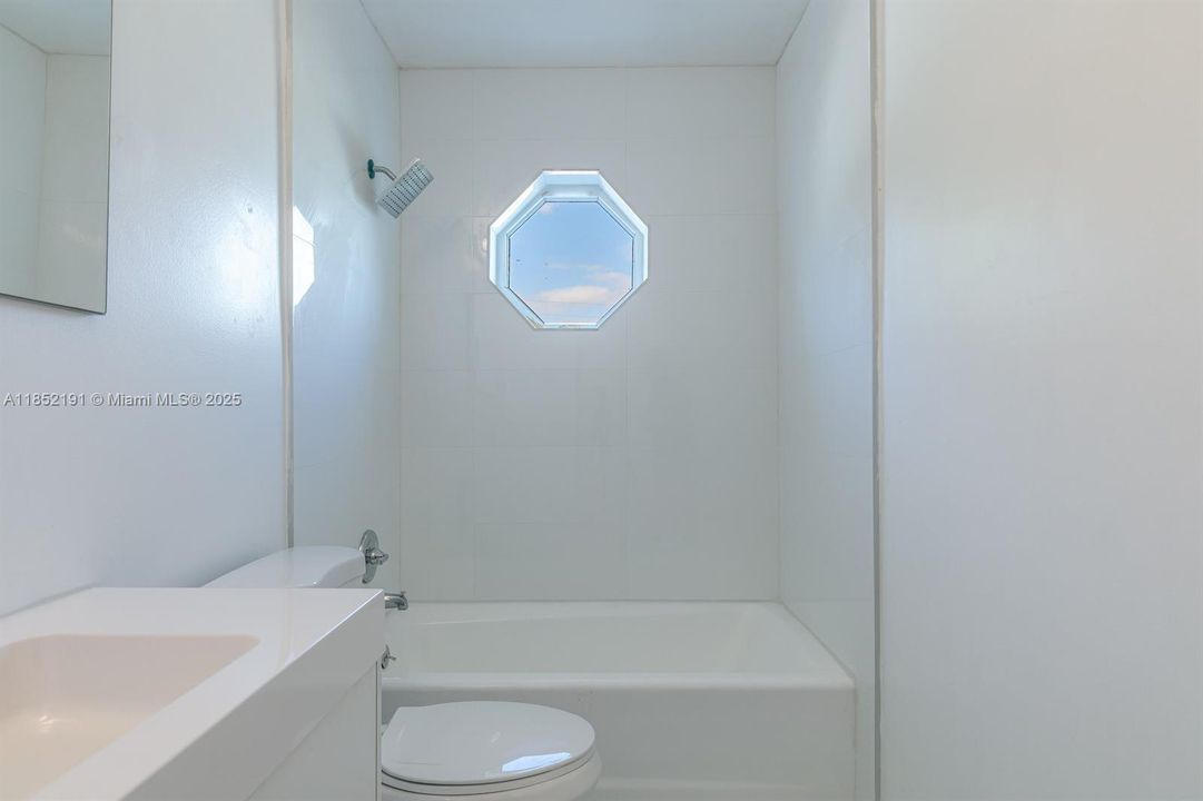 Под контрактом: $5,500 (4 спален, 3 ванн, 2473 Квадратных фут)