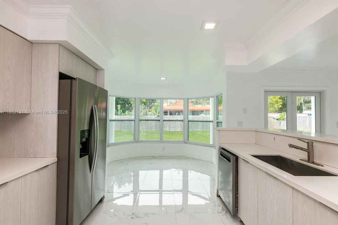 Под контрактом: $5,500 (4 спален, 3 ванн, 2473 Квадратных фут)