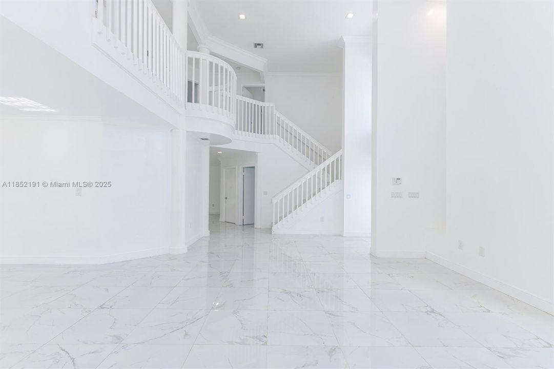 Под контрактом: $5,500 (4 спален, 3 ванн, 2473 Квадратных фут)