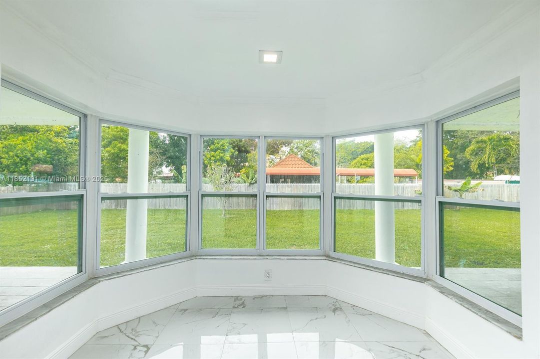 Под контрактом: $5,500 (4 спален, 3 ванн, 2473 Квадратных фут)