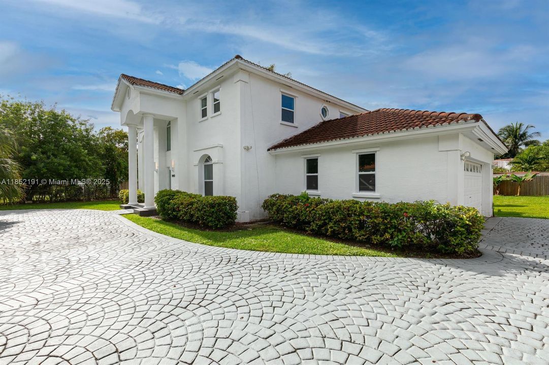 Под контрактом: $5,500 (4 спален, 3 ванн, 2473 Квадратных фут)