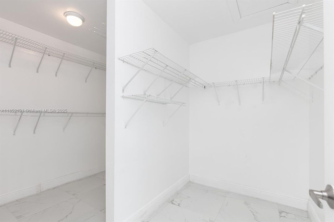 Под контрактом: $5,500 (4 спален, 3 ванн, 2473 Квадратных фут)