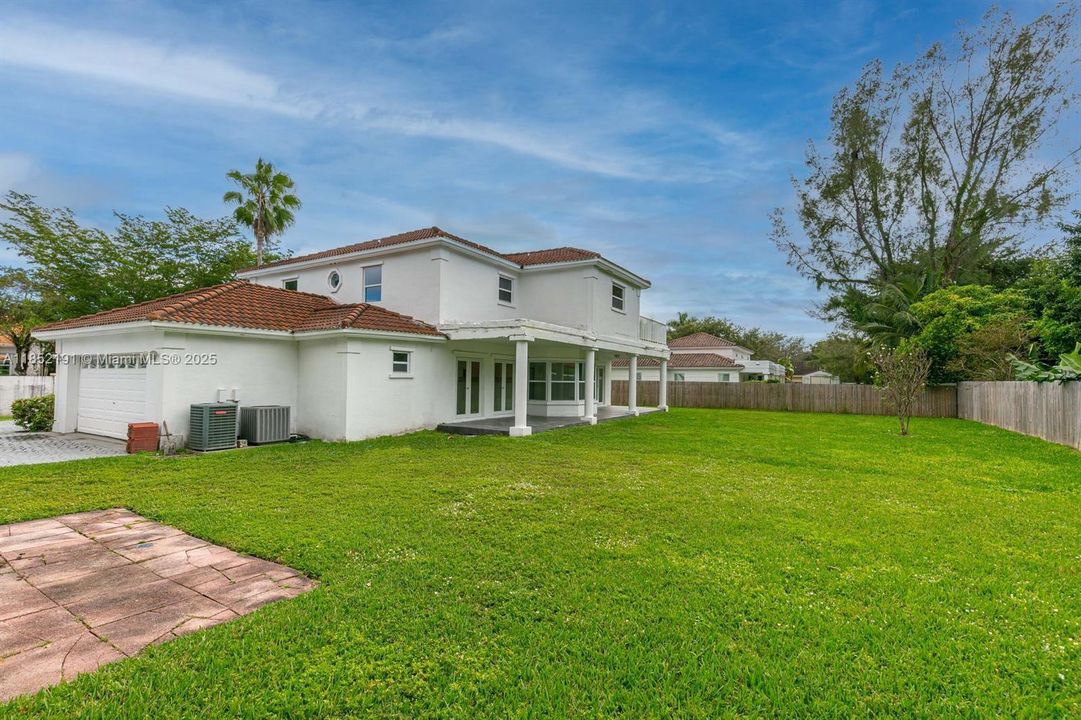 Под контрактом: $5,500 (4 спален, 3 ванн, 2473 Квадратных фут)