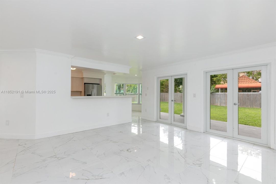 Под контрактом: $5,500 (4 спален, 3 ванн, 2473 Квадратных фут)