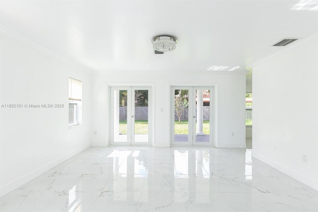 Под контрактом: $5,500 (4 спален, 3 ванн, 2473 Квадратных фут)