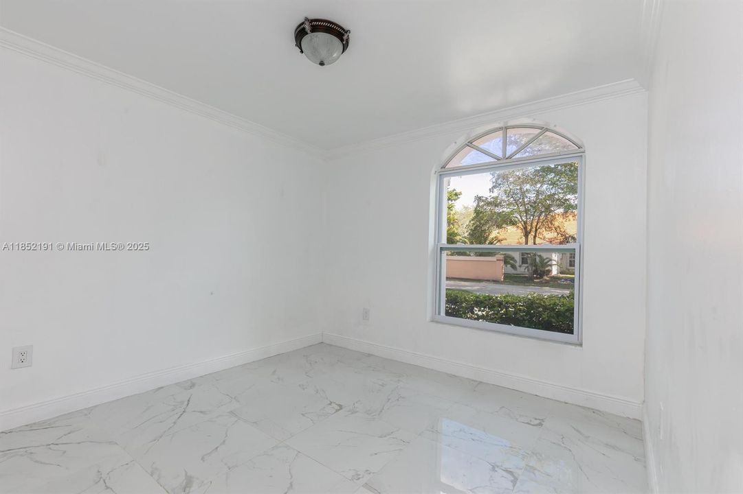 Под контрактом: $5,500 (4 спален, 3 ванн, 2473 Квадратных фут)