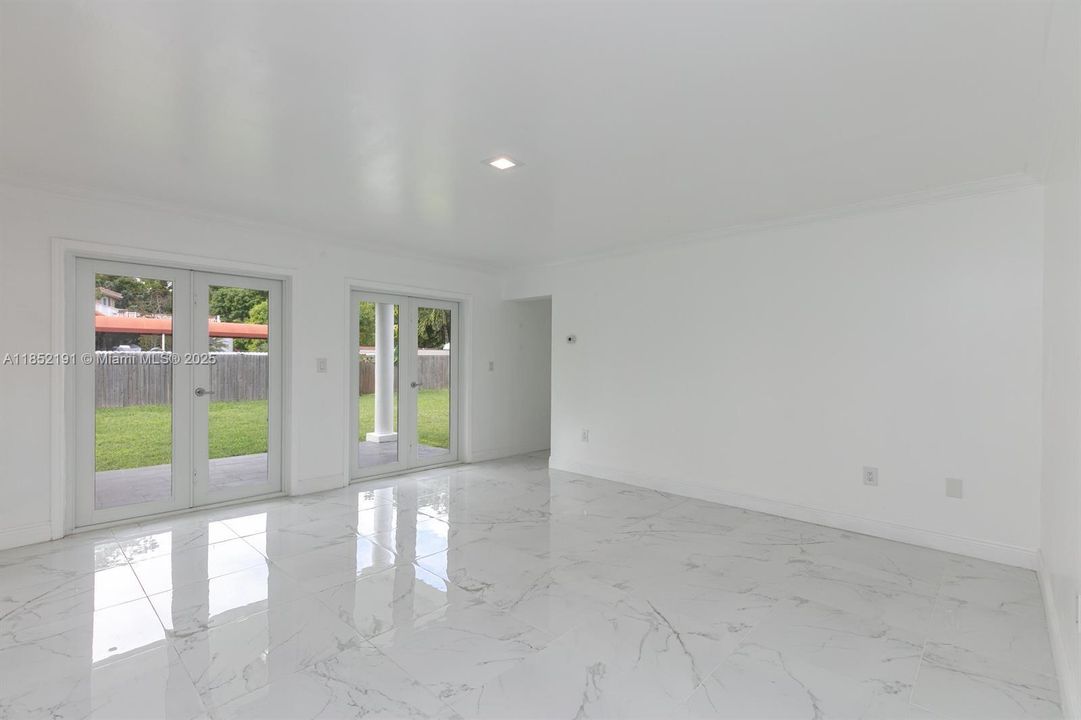 Под контрактом: $5,500 (4 спален, 3 ванн, 2473 Квадратных фут)