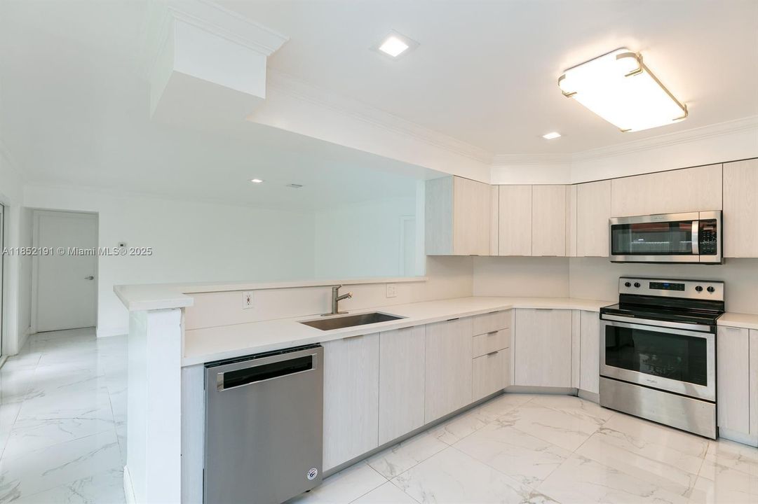 Под контрактом: $5,500 (4 спален, 3 ванн, 2473 Квадратных фут)