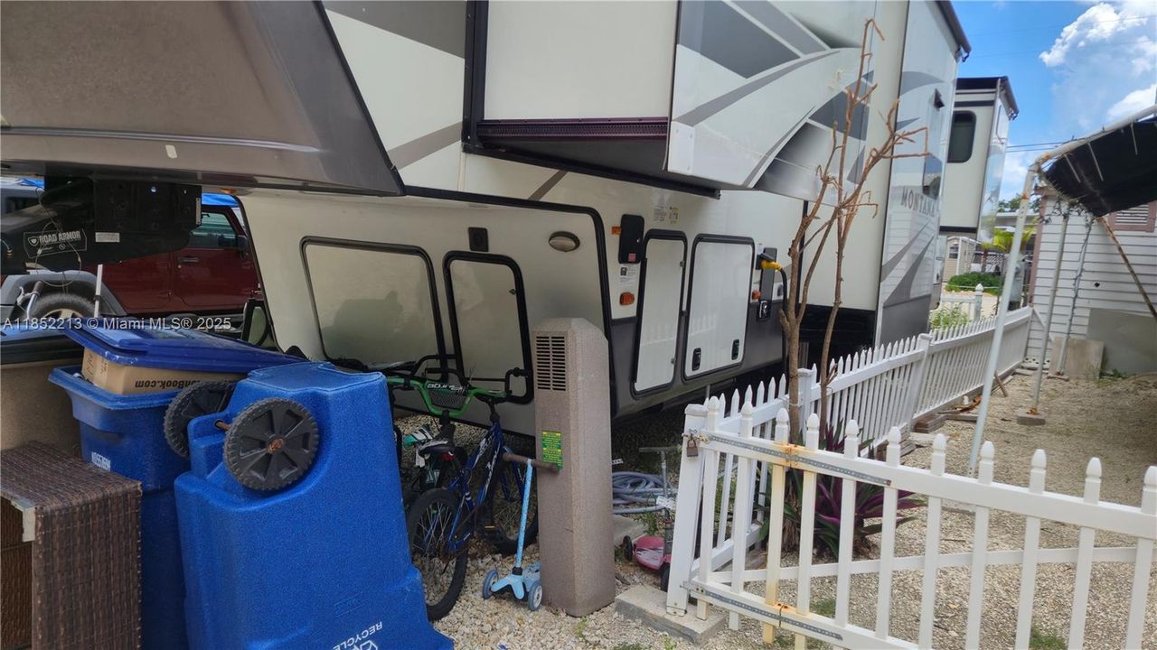 待售: $335,000 (0.04 acres)