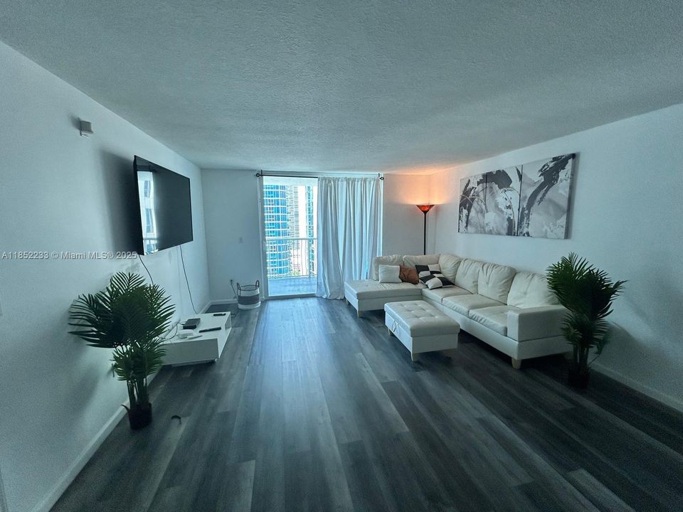 Activo con contrato: $425,000 (1 camas, 1 baños, 825 Pies cuadrados)