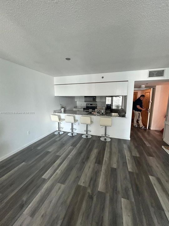 Activo con contrato: $425,000 (1 camas, 1 baños, 825 Pies cuadrados)