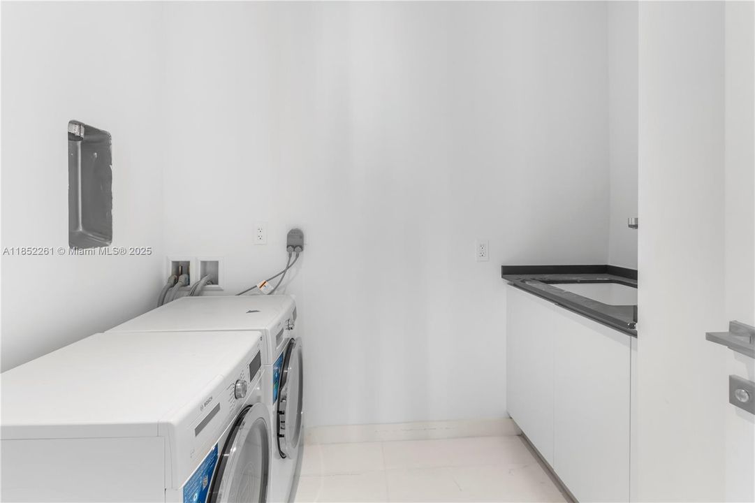 Active With Contract: $2,750,000 (3 beds, 2 baths, 2126 Square Feet)