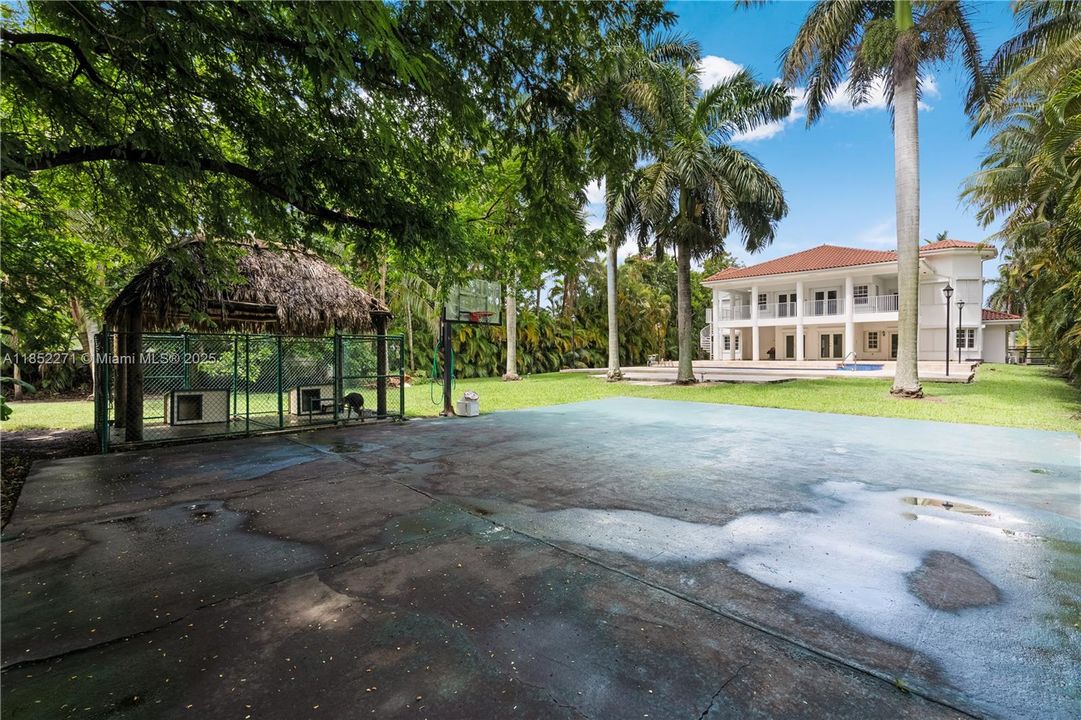 Active With Contract: $2,795,000 (5 beds, 5 baths, 5194 Square Feet)