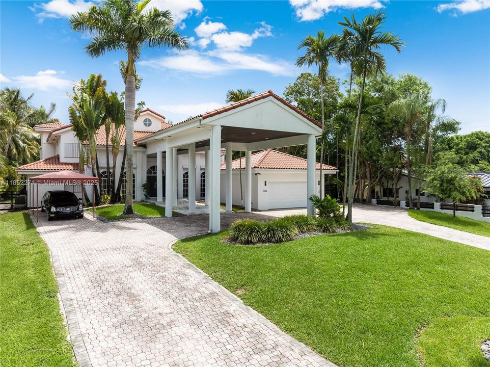 Active With Contract: $2,795,000 (5 beds, 5 baths, 5194 Square Feet)