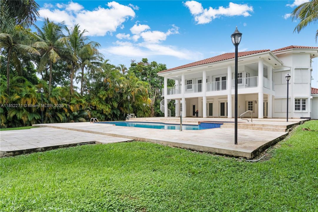 Active With Contract: $2,795,000 (5 beds, 5 baths, 5194 Square Feet)