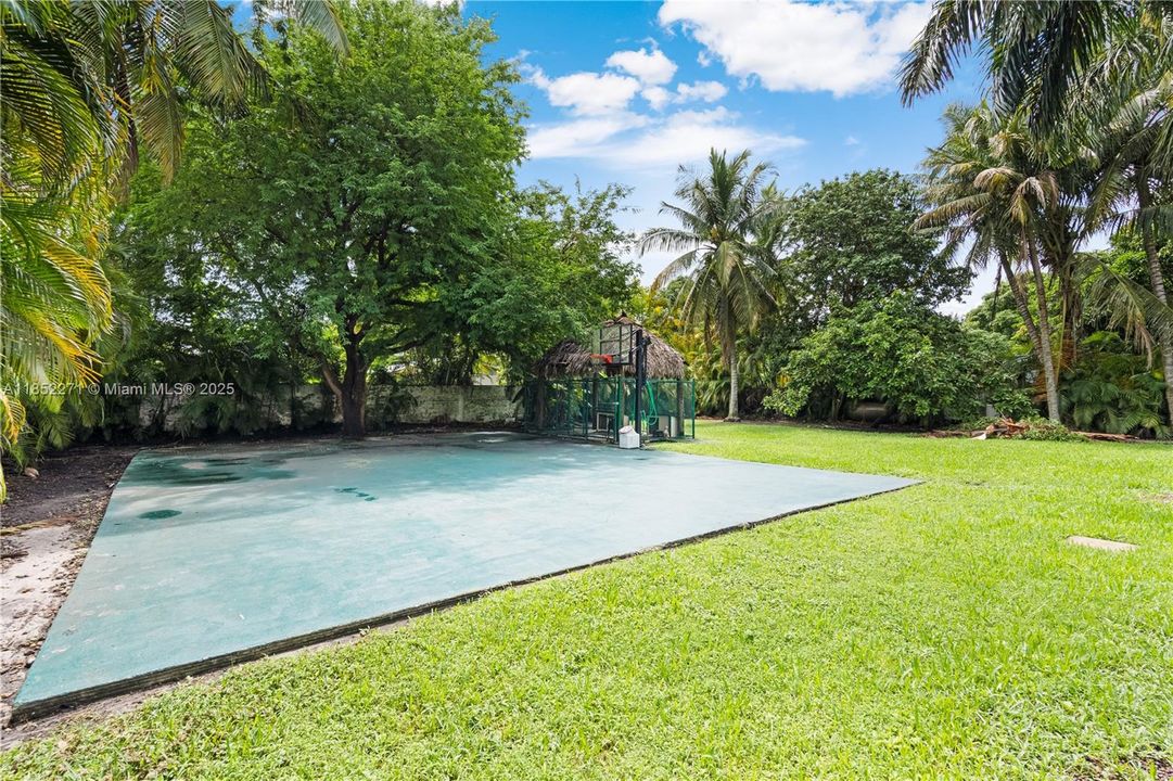 Active With Contract: $2,795,000 (5 beds, 5 baths, 5194 Square Feet)