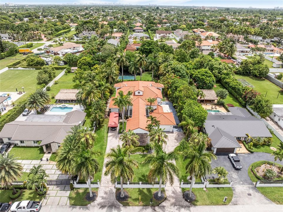 Active With Contract: $2,795,000 (5 beds, 5 baths, 5194 Square Feet)