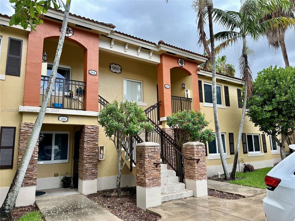 合同活跃: $247,000 (2 贝兹, 2 浴室, 910 平方英尺)