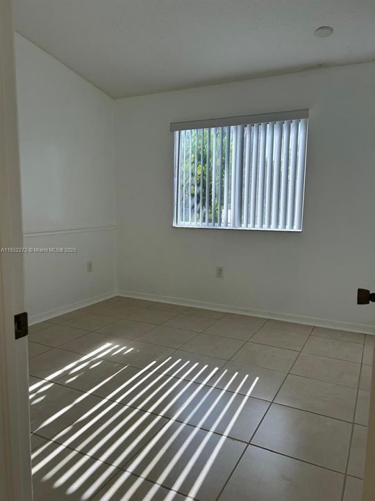 合同活跃: $247,000 (2 贝兹, 2 浴室, 910 平方英尺)