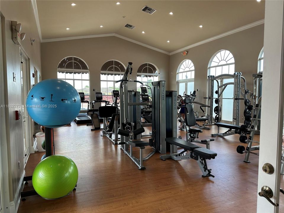 合同活跃: $247,000 (2 贝兹, 2 浴室, 910 平方英尺)