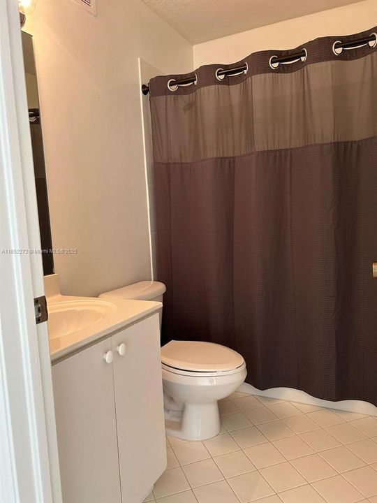 合同活跃: $247,000 (2 贝兹, 2 浴室, 910 平方英尺)