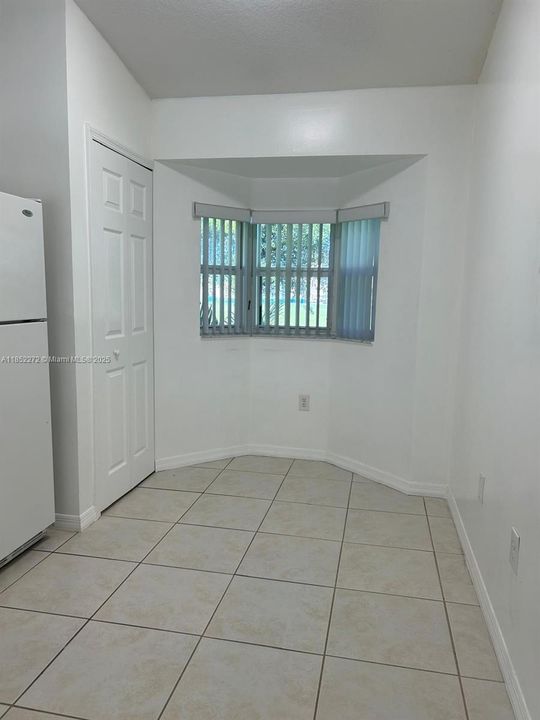 合同活跃: $247,000 (2 贝兹, 2 浴室, 910 平方英尺)