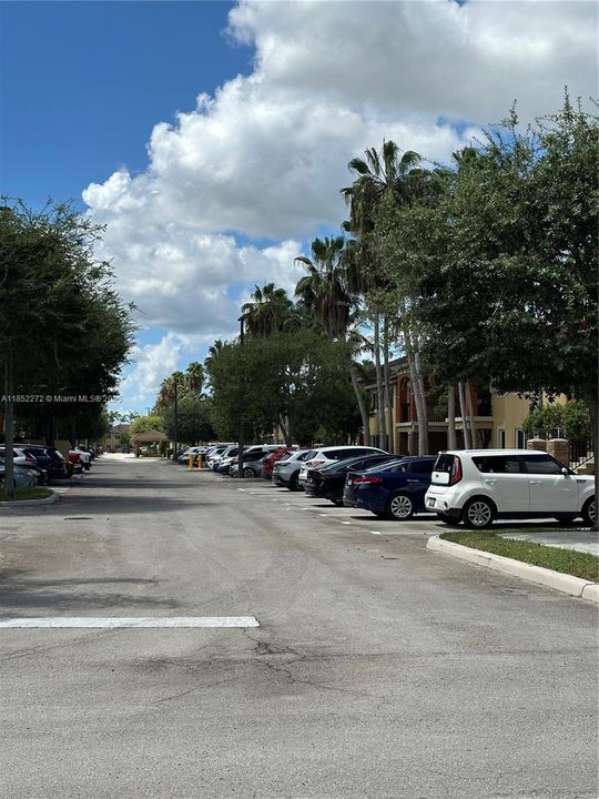 合同活跃: $247,000 (2 贝兹, 2 浴室, 910 平方英尺)