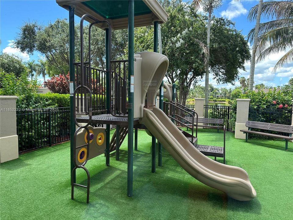 合同活跃: $247,000 (2 贝兹, 2 浴室, 910 平方英尺)